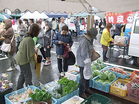 おおみなと駅前軽トラ市1